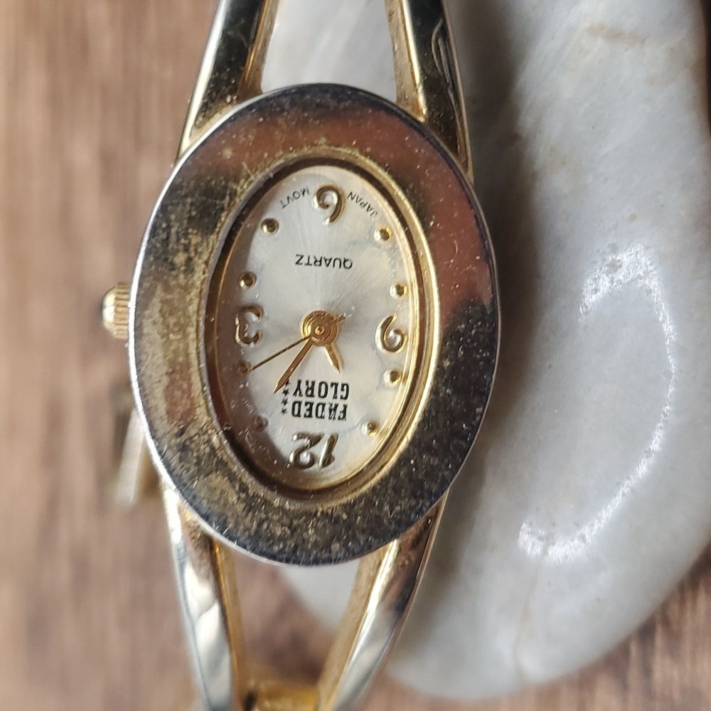 Vintage 1990s watch needs batteries B3133 - Picture 2 of 2